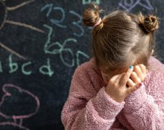 Criança tímida na escola: é normal? O que os pais devem fazer? - Centro Educacional Gama