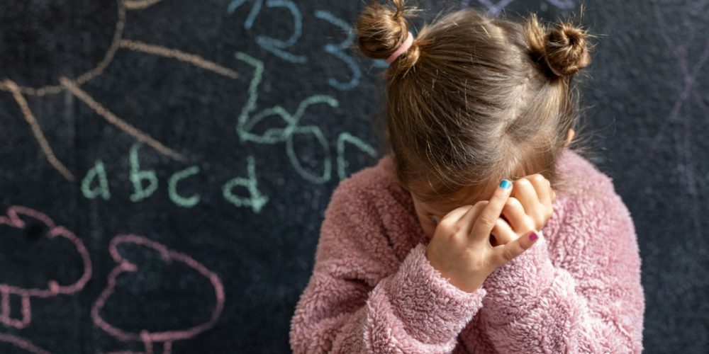 Criança tímida na escola: é normal? O que os pais devem fazer? - Centro Educacional Gama
